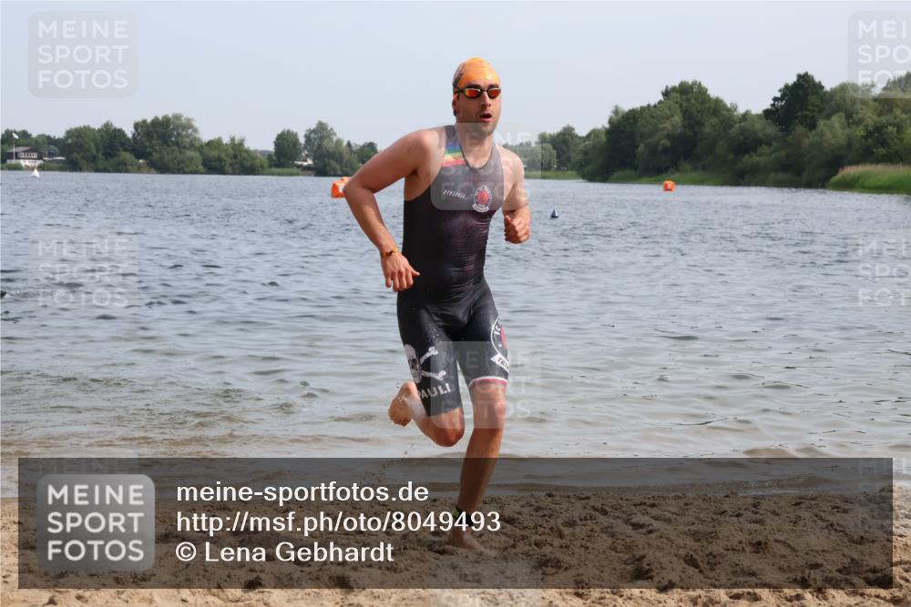 15.06.2025 - 27. Vierlanden-Triathlon Lena Gebhardt http://msf.ph/oto/8049493 15.06.2025 09:54:05 Schwimmen 267, 302, 307, 356 meine-sportfotos.de
