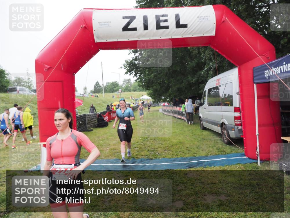 21.06.2025 - 27. Vierlanden-Triathlon MichiJ http://msf.ph/oto/8049494 15.06.2026 14:25:41 Ziel 224, 1281 meine-sportfotos.de