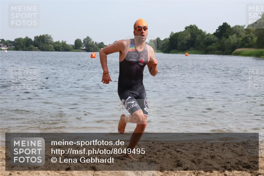 15.06.2025 - 27. Vierlanden-Triathlon Lena Gebhardt http://msf.ph/oto/8049495 15.06.2025 09:54:06 Schwimmen 267, 302, 307, 356 meine-sportfotos.de