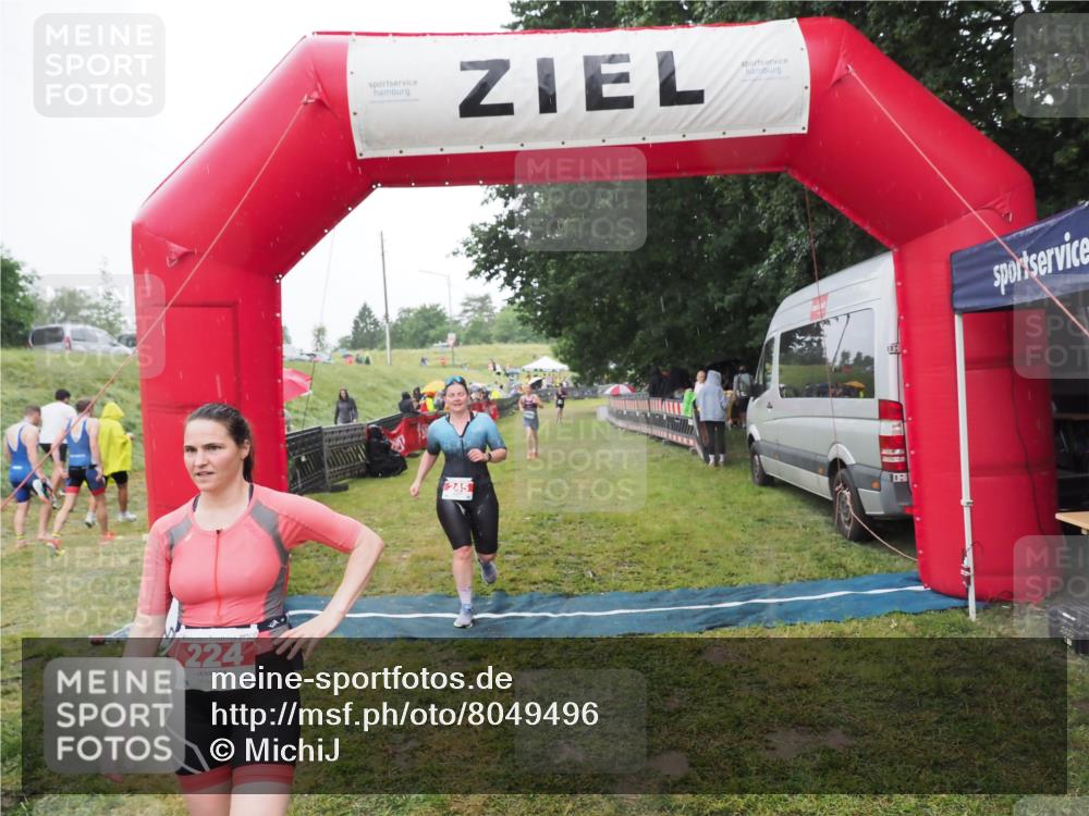 21.06.2025 - 27. Vierlanden-Triathlon MichiJ http://msf.ph/oto/8049496 15.06.2026 14:25:41 Ziel 224, 1281 meine-sportfotos.de