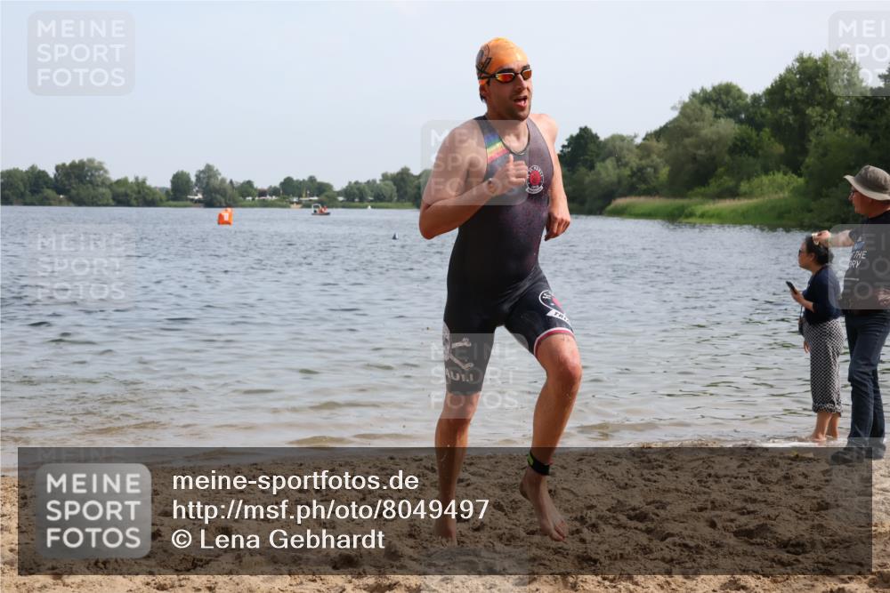 15.06.2025 - 27. Vierlanden-Triathlon Lena Gebhardt http://msf.ph/oto/8049497 15.06.2025 09:54:06 Schwimmen 267, 302, 307, 356 meine-sportfotos.de