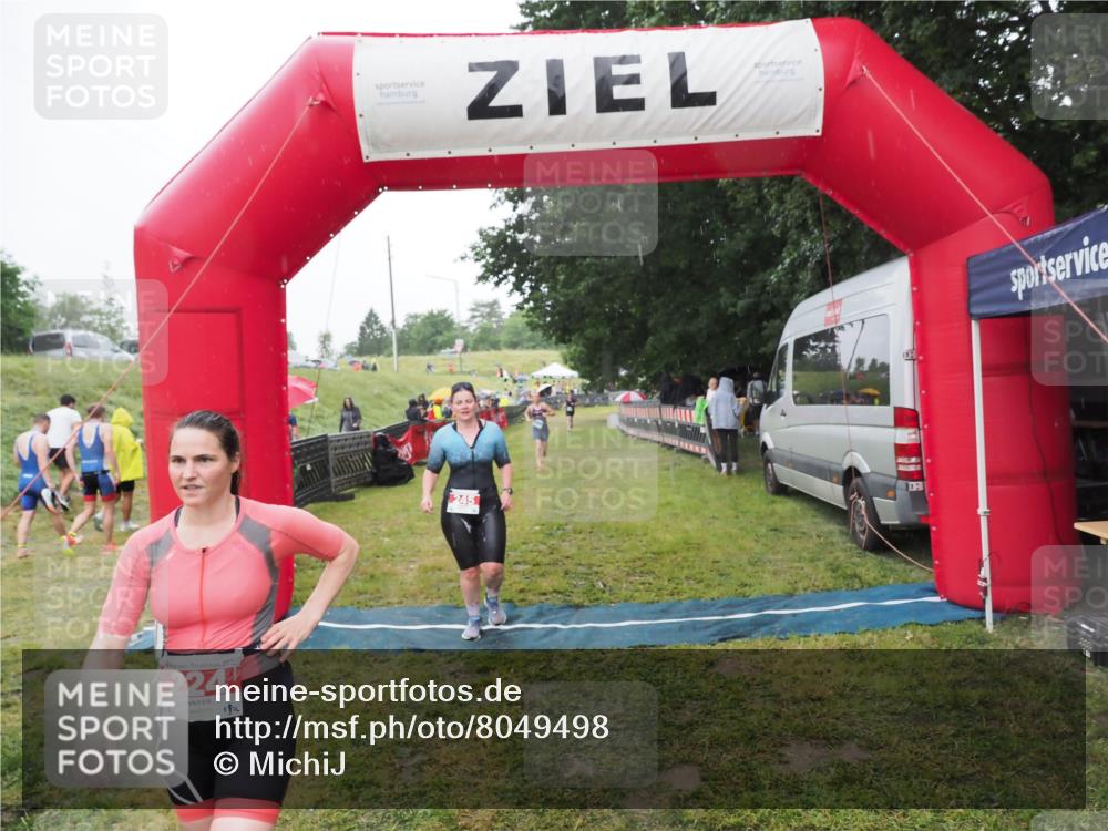 21.06.2025 - 27. Vierlanden-Triathlon MichiJ http://msf.ph/oto/8049498 15.06.2026 14:25:41 Ziel 224, 1281 meine-sportfotos.de