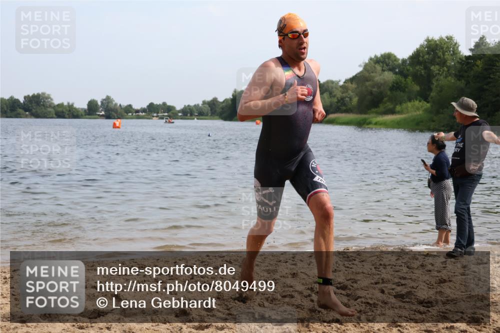 15.06.2025 - 27. Vierlanden-Triathlon Lena Gebhardt http://msf.ph/oto/8049499 15.06.2025 09:54:06 Schwimmen 267, 302, 307, 356 meine-sportfotos.de