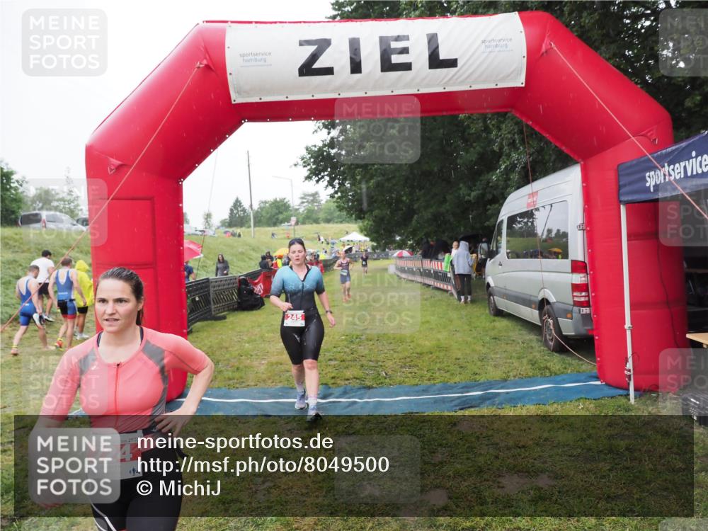21.06.2025 - 27. Vierlanden-Triathlon MichiJ http://msf.ph/oto/8049500 15.06.2026 14:25:41 Ziel 224, 1281 meine-sportfotos.de