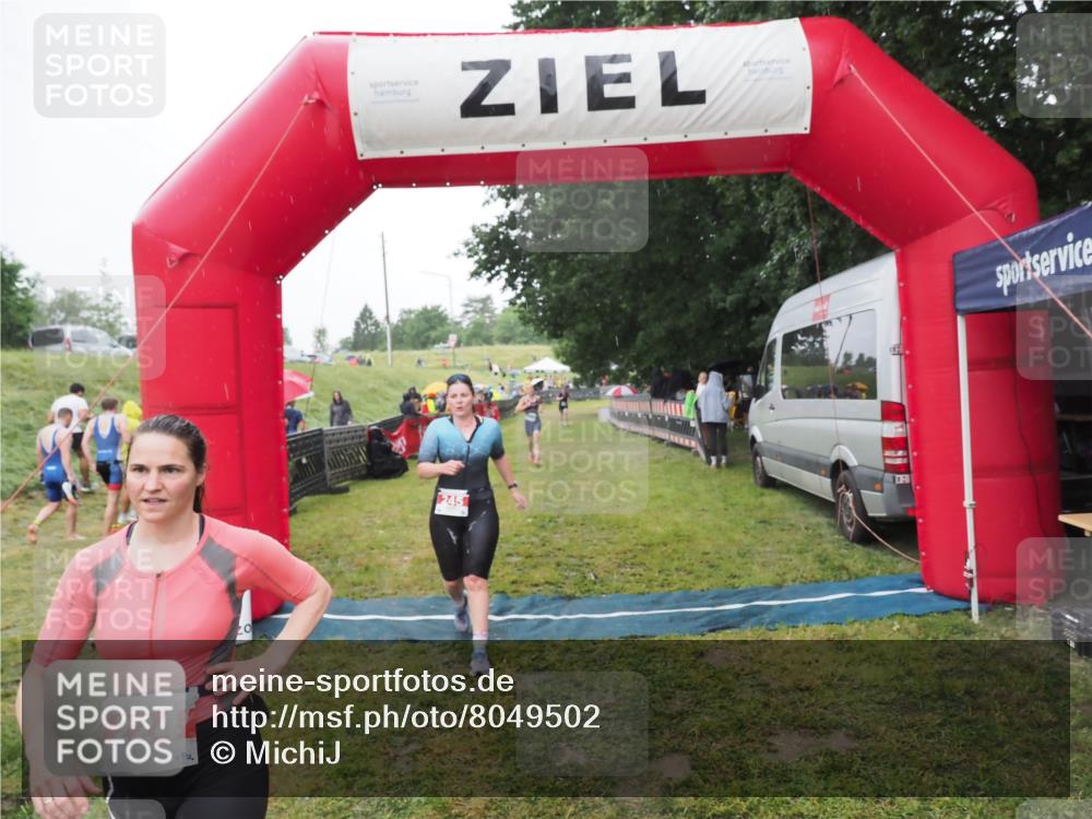 21.06.2025 - 27. Vierlanden-Triathlon MichiJ http://msf.ph/oto/8049502 15.06.2026 14:25:41 Ziel 224, 1281 meine-sportfotos.de