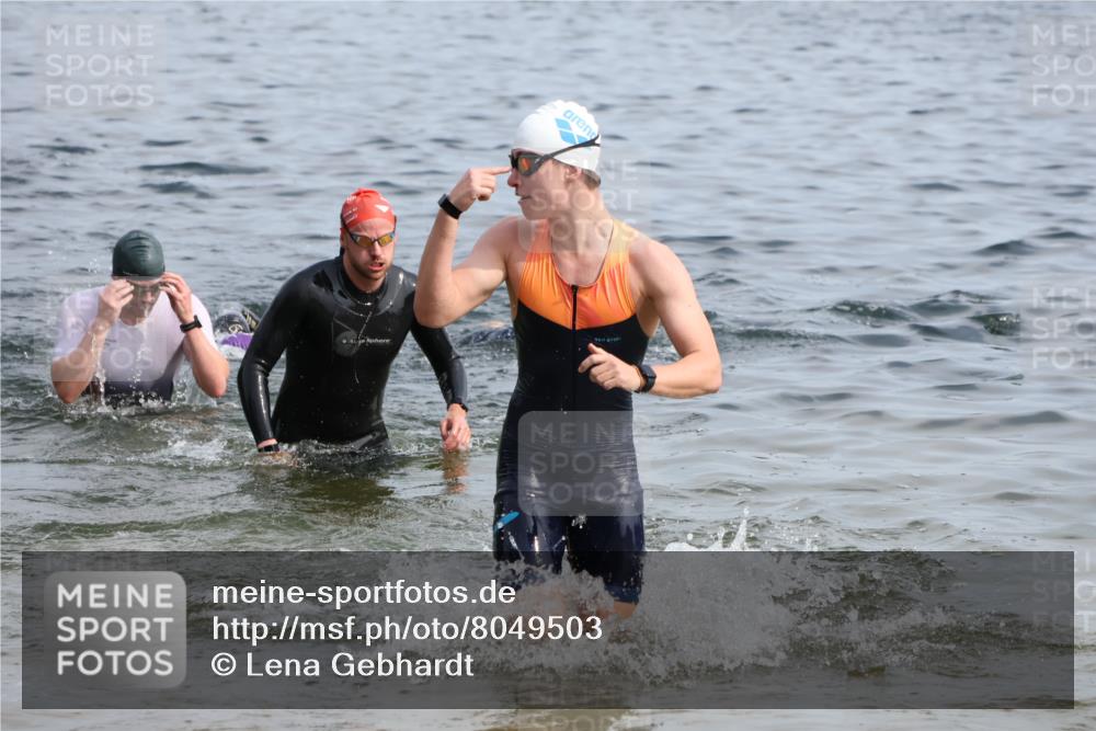 15.06.2025 - 27. Vierlanden-Triathlon Lena Gebhardt http://msf.ph/oto/8049503 15.06.2025 09:54:08 Schwimmen 267, 302, 337, 356 meine-sportfotos.de