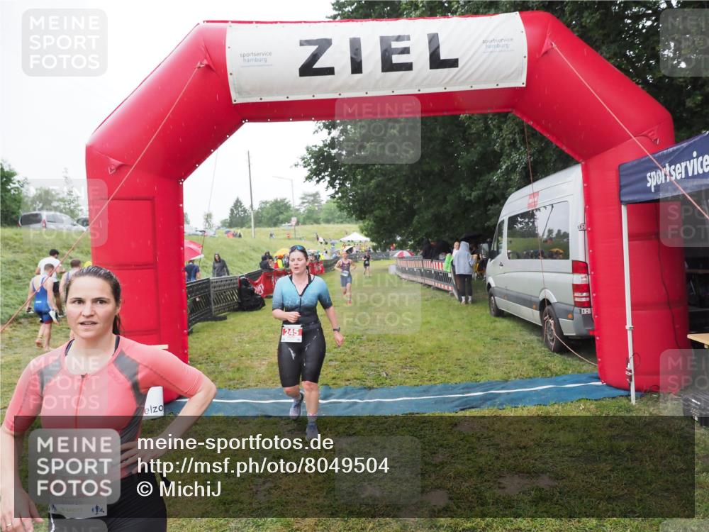 21.06.2025 - 27. Vierlanden-Triathlon MichiJ http://msf.ph/oto/8049504 15.06.2026 14:25:41 Ziel 224, 1281 meine-sportfotos.de