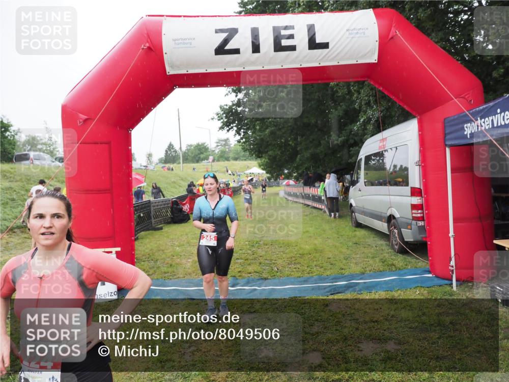 21.06.2025 - 27. Vierlanden-Triathlon MichiJ http://msf.ph/oto/8049506 15.06.2026 14:25:41 Ziel 224, 1281 meine-sportfotos.de