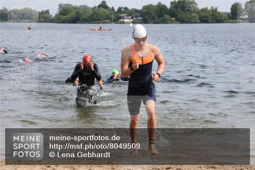 15.06.2025 - 27. Vierlanden-Triathlon Lena Gebhardt http://msf.ph/oto/8049509 15.06.2025 09:54:10 Schwimmen 267, 302, 337, 356 meine-sportfotos.de