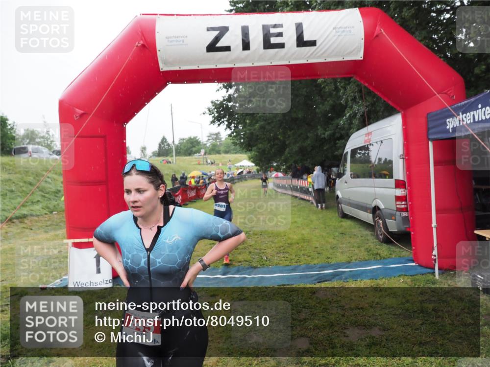 21.06.2025 - 27. Vierlanden-Triathlon MichiJ http://msf.ph/oto/8049510 15.06.2026 14:25:44 Ziel 224, 1281 meine-sportfotos.de