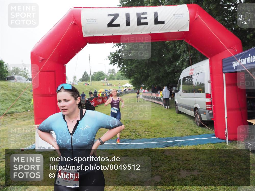 21.06.2025 - 27. Vierlanden-Triathlon MichiJ http://msf.ph/oto/8049512 15.06.2026 14:25:44 Ziel 224, 1281 meine-sportfotos.de