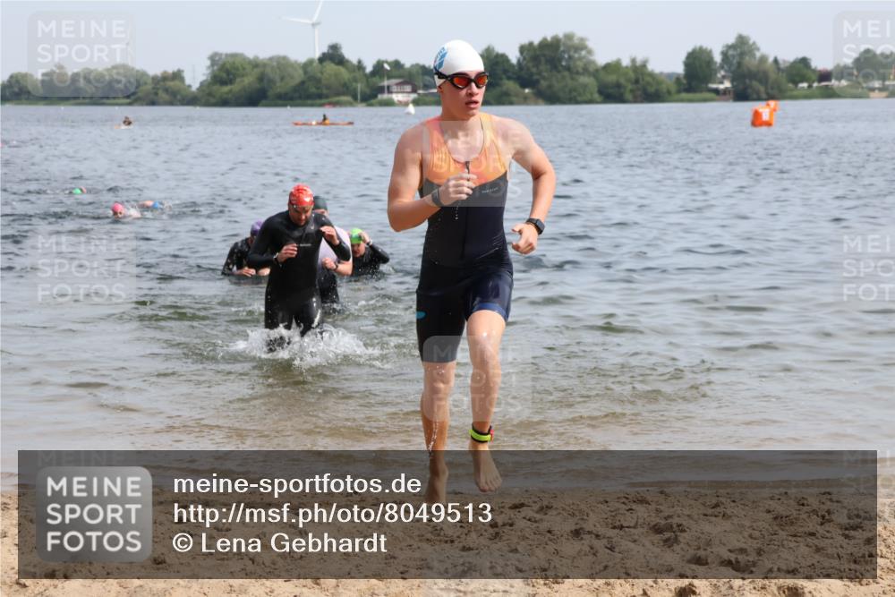 15.06.2025 - 27. Vierlanden-Triathlon Lena Gebhardt http://msf.ph/oto/8049513 15.06.2025 09:54:10 Schwimmen 267, 302, 337, 356 meine-sportfotos.de