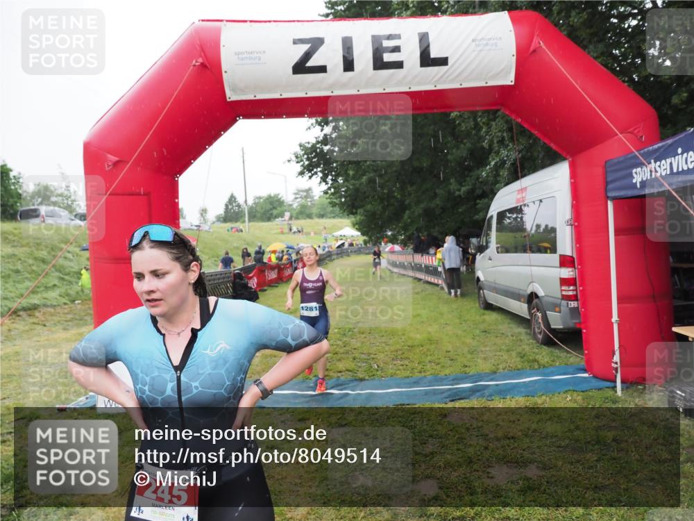 21.06.2025 - 27. Vierlanden-Triathlon MichiJ http://msf.ph/oto/8049514 15.06.2026 14:25:44 Ziel 224, 1281 meine-sportfotos.de