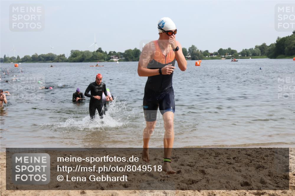 15.06.2025 - 27. Vierlanden-Triathlon Lena Gebhardt http://msf.ph/oto/8049518 15.06.2025 09:54:11 Schwimmen 267, 302, 337, 342, 356 meine-sportfotos.de