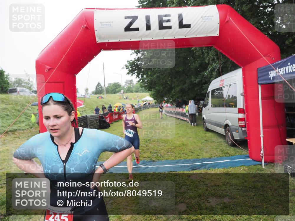 21.06.2025 - 27. Vierlanden-Triathlon MichiJ http://msf.ph/oto/8049519 15.06.2026 14:25:44 Ziel 224, 1281 meine-sportfotos.de