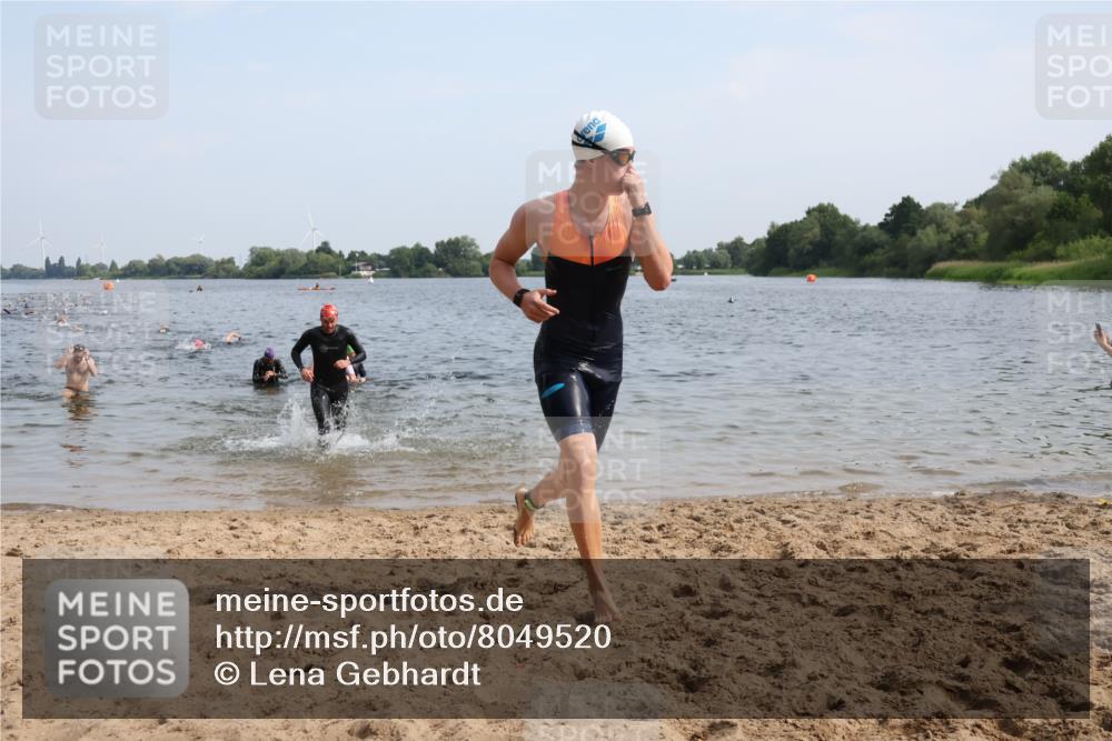 15.06.2025 - 27. Vierlanden-Triathlon Lena Gebhardt http://msf.ph/oto/8049520 15.06.2025 09:54:11 Schwimmen 267, 302, 337, 342, 356 meine-sportfotos.de