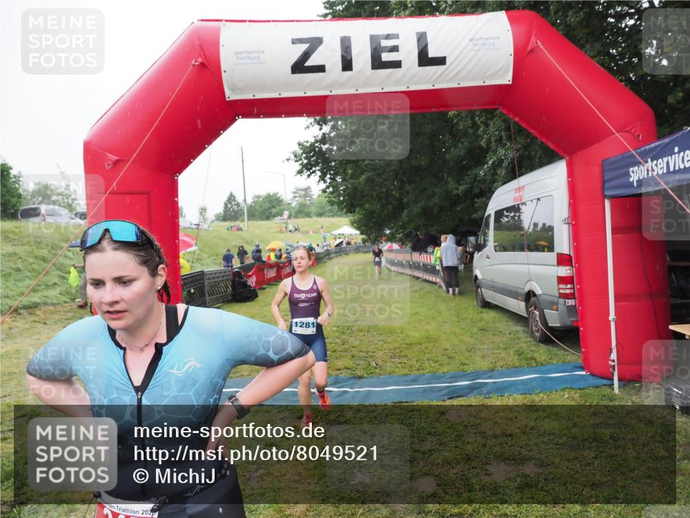 21.06.2025 - 27. Vierlanden-Triathlon MichiJ http://msf.ph/oto/8049521 15.06.2026 14:25:44 Ziel 224, 1281 meine-sportfotos.de