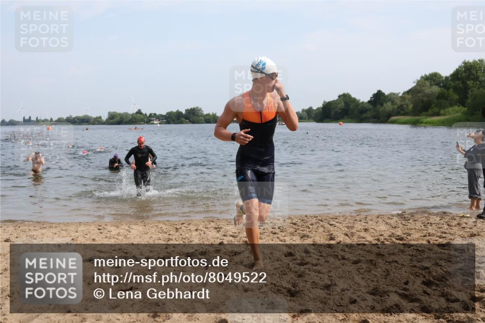 15.06.2025 - 27. Vierlanden-Triathlon Lena Gebhardt http://msf.ph/oto/8049522 15.06.2025 09:54:11 Schwimmen 267, 302, 337, 342, 356 meine-sportfotos.de