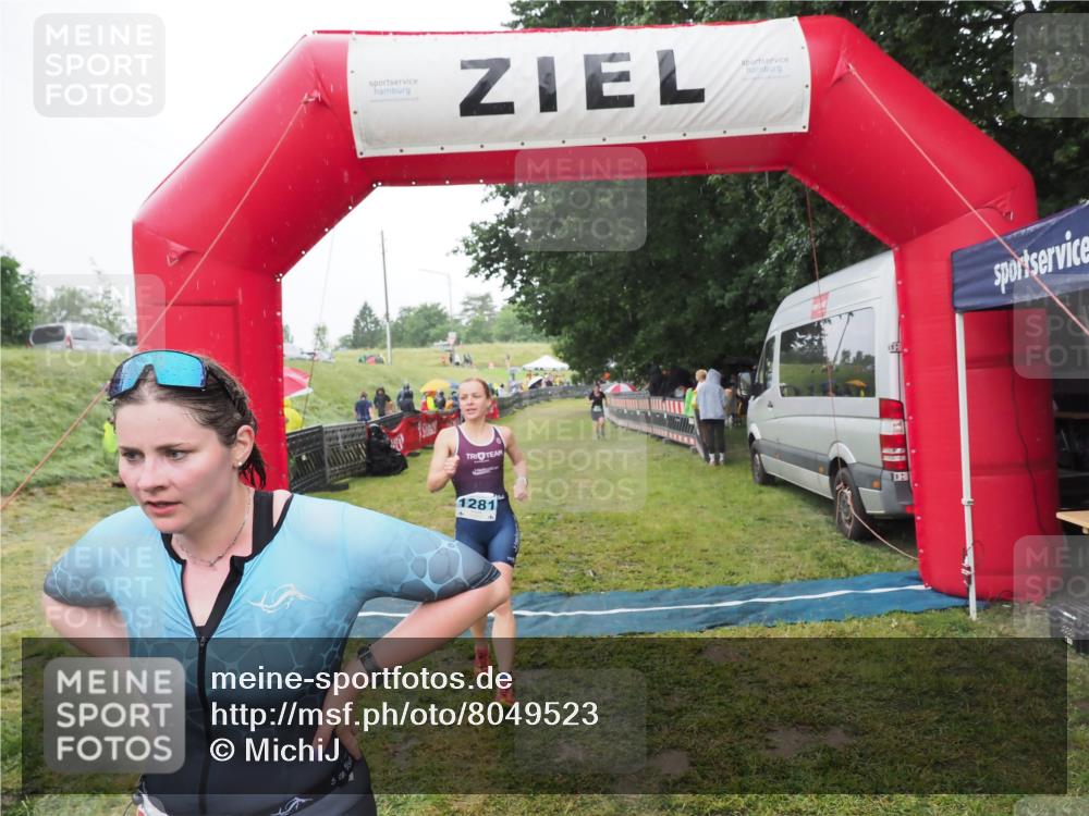 21.06.2025 - 27. Vierlanden-Triathlon MichiJ http://msf.ph/oto/8049523 15.06.2026 14:25:45 Ziel 224, 1281 meine-sportfotos.de