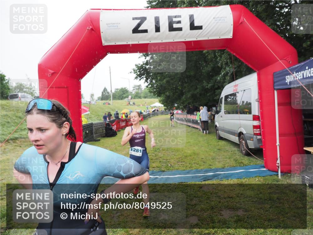 21.06.2025 - 27. Vierlanden-Triathlon MichiJ http://msf.ph/oto/8049525 15.06.2026 14:25:45 Ziel 224, 1281 meine-sportfotos.de