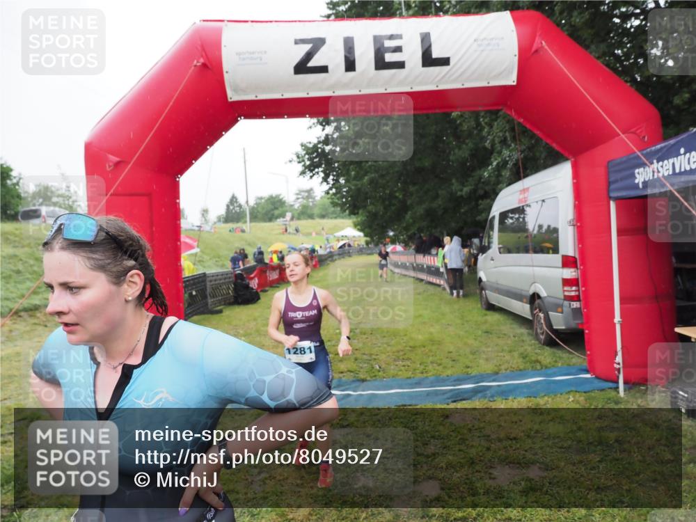 21.06.2025 - 27. Vierlanden-Triathlon MichiJ http://msf.ph/oto/8049527 15.06.2026 14:25:45 Ziel 224, 1281 meine-sportfotos.de