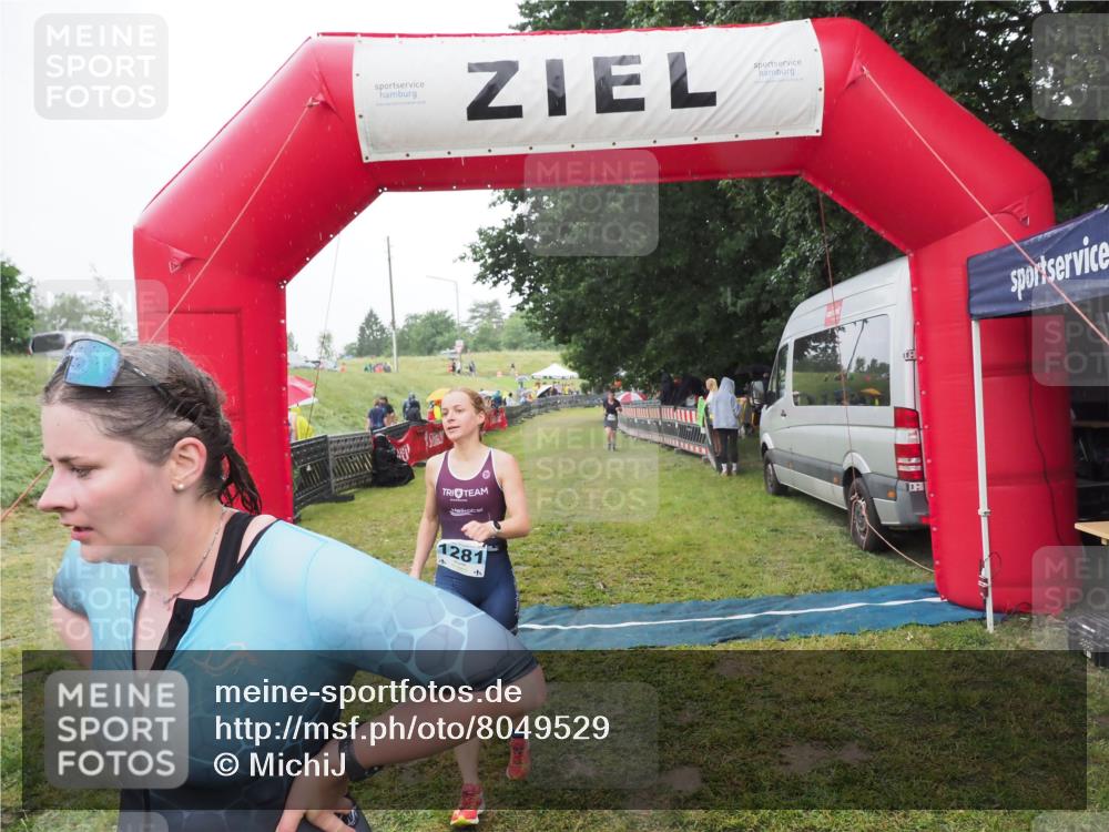 21.06.2025 - 27. Vierlanden-Triathlon MichiJ http://msf.ph/oto/8049529 15.06.2026 14:25:45 Ziel 224, 1281 meine-sportfotos.de