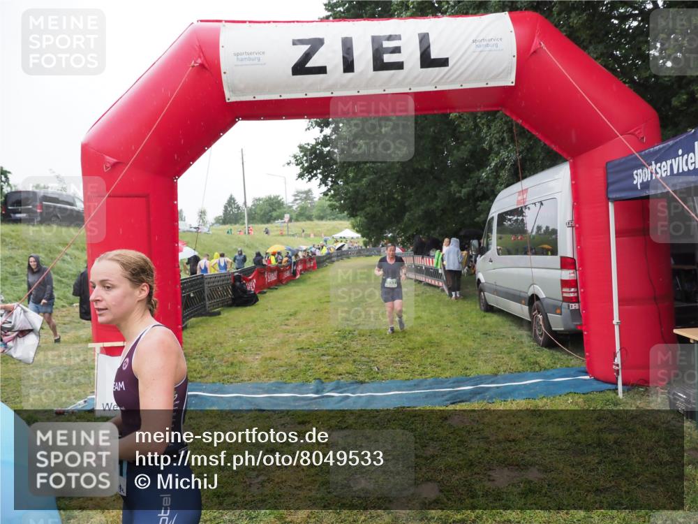 21.06.2025 - 27. Vierlanden-Triathlon MichiJ http://msf.ph/oto/8049533 15.06.2026 14:25:49 Ziel 937, 1281 meine-sportfotos.de