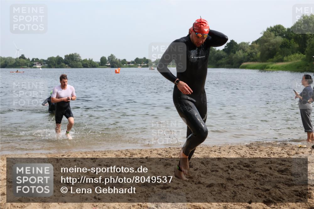 15.06.2025 - 27. Vierlanden-Triathlon Lena Gebhardt http://msf.ph/oto/8049537 15.06.2025 09:54:15 Schwimmen 253, 255, 261, 267, 302, 337, 342, 356 meine-sportfotos.de