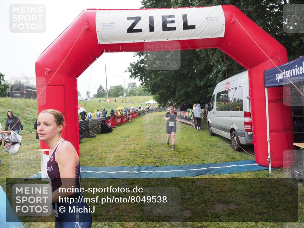 21.06.2025 - 27. Vierlanden-Triathlon MichiJ http://msf.ph/oto/8049538 15.06.2026 14:25:49 Ziel 937, 1281 meine-sportfotos.de