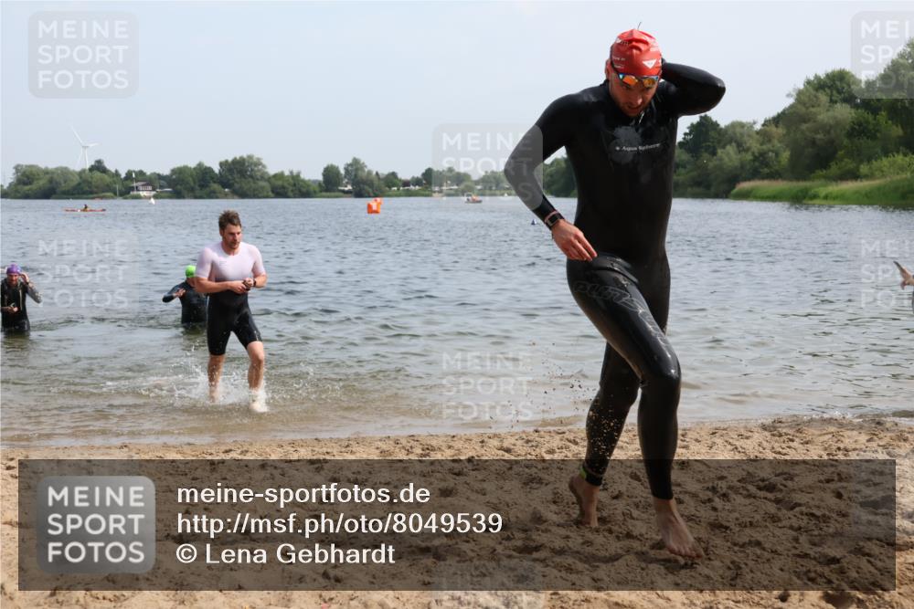15.06.2025 - 27. Vierlanden-Triathlon Lena Gebhardt http://msf.ph/oto/8049539 15.06.2025 09:54:15 Schwimmen 253, 255, 261, 267, 302, 337, 342, 356 meine-sportfotos.de