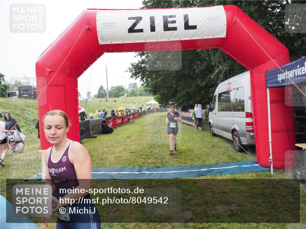 21.06.2025 - 27. Vierlanden-Triathlon MichiJ http://msf.ph/oto/8049542 15.06.2026 14:25:49 Ziel 937, 1281 meine-sportfotos.de