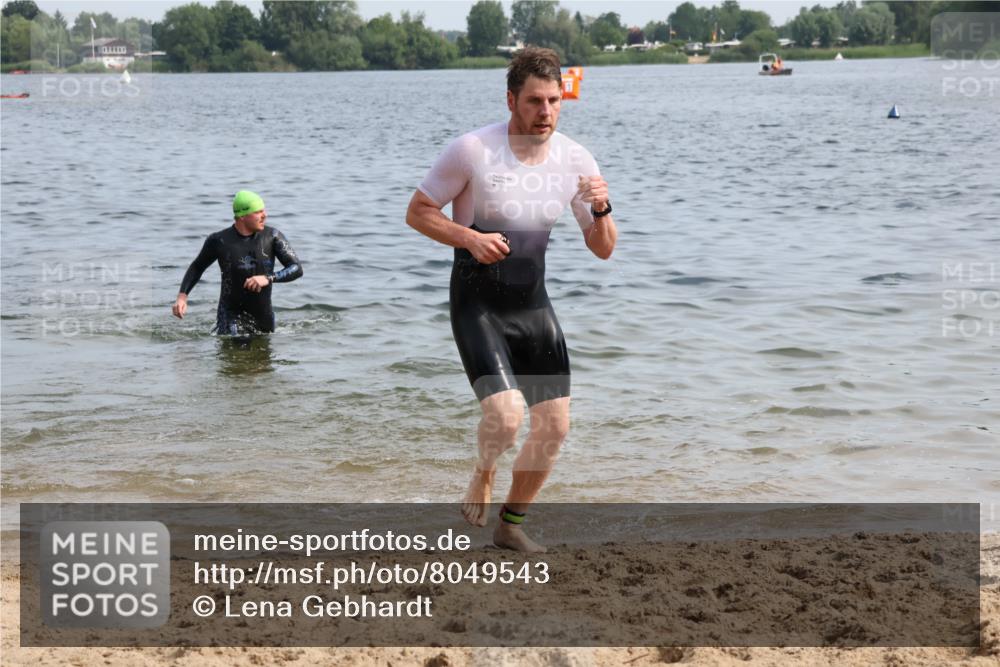 15.06.2025 - 27. Vierlanden-Triathlon Lena Gebhardt http://msf.ph/oto/8049543 15.06.2025 09:54:16 Schwimmen 253, 255, 261, 302, 337, 342, 356 meine-sportfotos.de