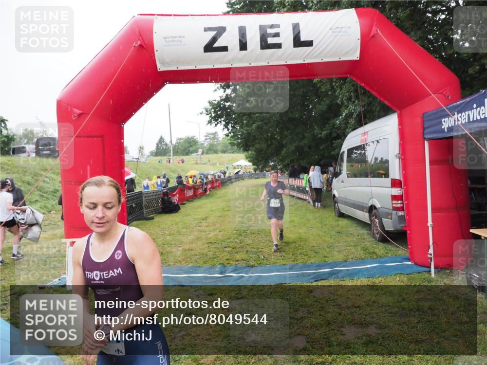 21.06.2025 - 27. Vierlanden-Triathlon MichiJ http://msf.ph/oto/8049544 15.06.2026 14:25:49 Ziel 937, 1281 meine-sportfotos.de
