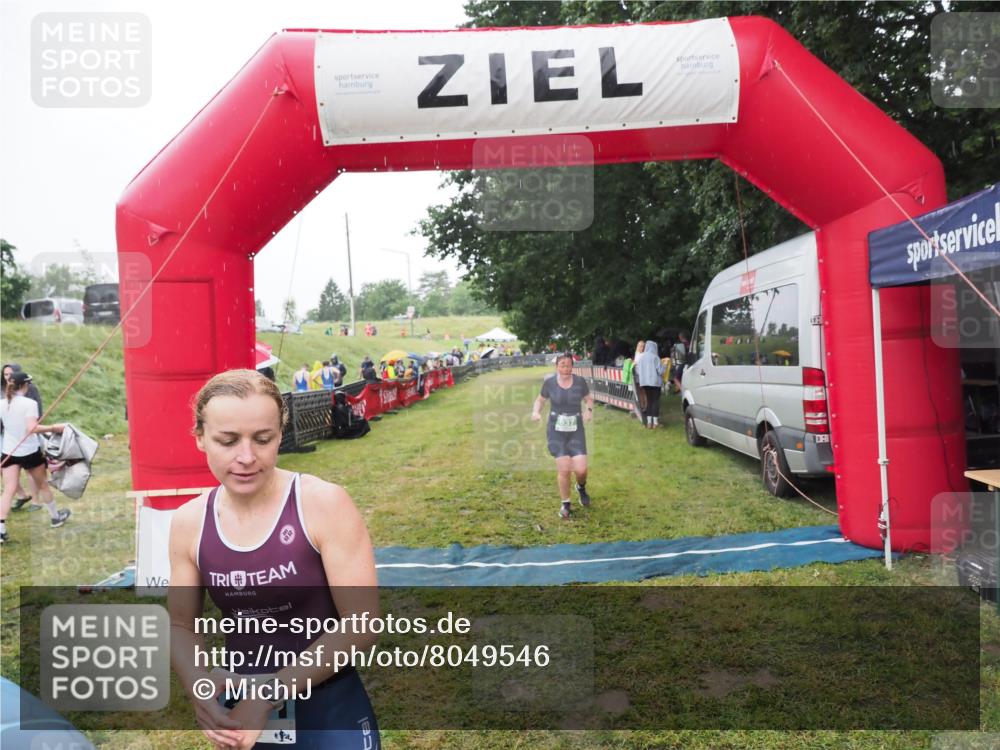 21.06.2025 - 27. Vierlanden-Triathlon MichiJ http://msf.ph/oto/8049546 15.06.2026 14:25:50 Ziel 937, 1281 meine-sportfotos.de