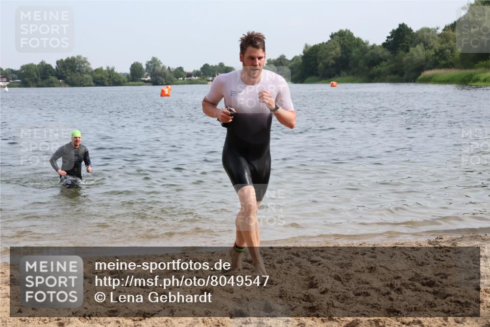 15.06.2025 - 27. Vierlanden-Triathlon Lena Gebhardt http://msf.ph/oto/8049547 15.06.2025 09:54:16 Schwimmen 253, 255, 261, 302, 337, 342, 356 meine-sportfotos.de