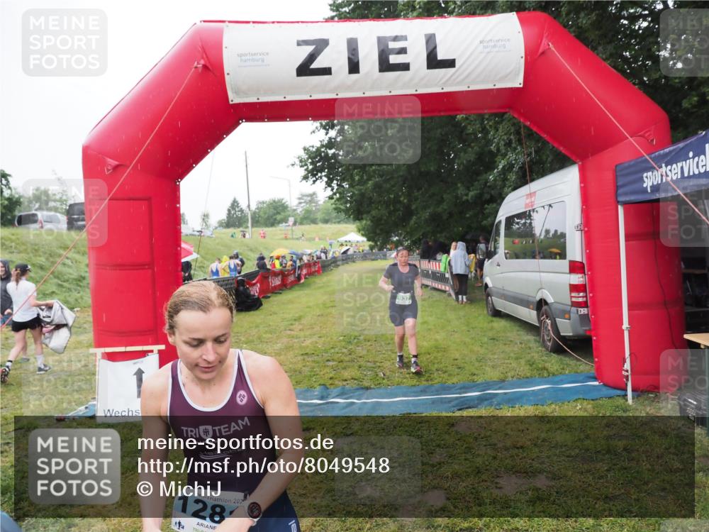 21.06.2025 - 27. Vierlanden-Triathlon MichiJ http://msf.ph/oto/8049548 15.06.2026 14:25:50 Ziel 937, 1281 meine-sportfotos.de