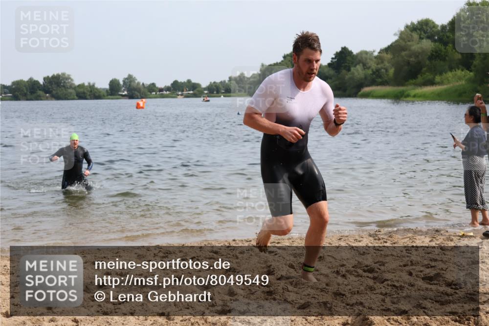 15.06.2025 - 27. Vierlanden-Triathlon Lena Gebhardt http://msf.ph/oto/8049549 15.06.2025 09:54:17 Schwimmen 253, 255, 261, 302, 337, 342, 356 meine-sportfotos.de
