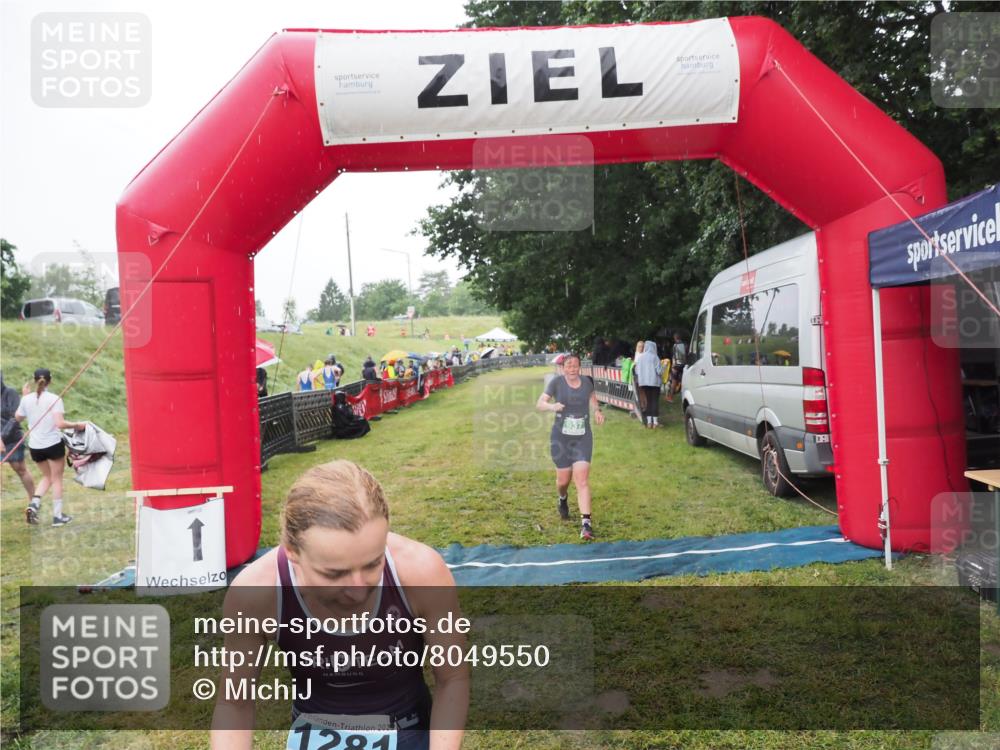 21.06.2025 - 27. Vierlanden-Triathlon MichiJ http://msf.ph/oto/8049550 15.06.2026 14:25:50 Ziel 937, 1281 meine-sportfotos.de