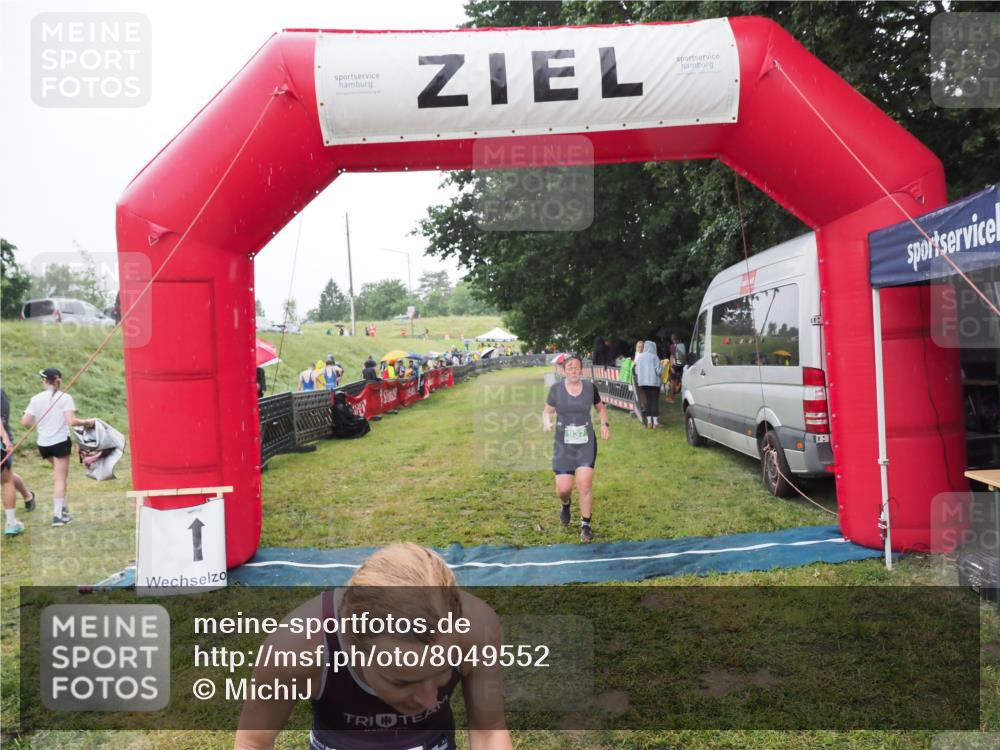 21.06.2025 - 27. Vierlanden-Triathlon MichiJ http://msf.ph/oto/8049552 15.06.2026 14:25:50 Ziel 937, 1281 meine-sportfotos.de