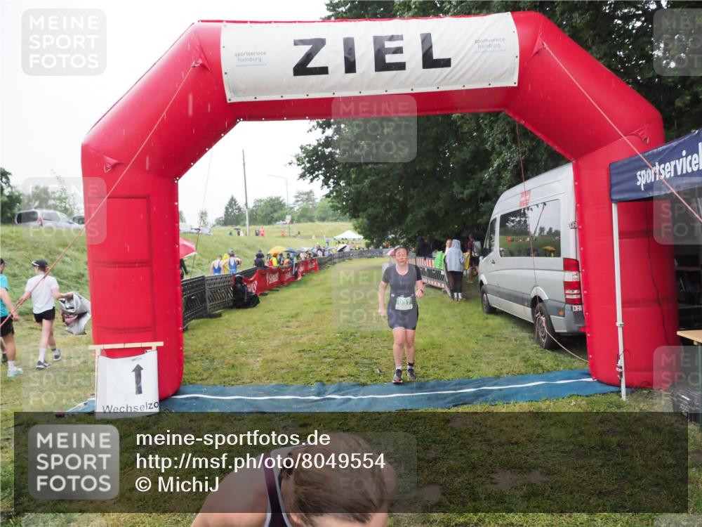 21.06.2025 - 27. Vierlanden-Triathlon MichiJ http://msf.ph/oto/8049554 15.06.2026 14:25:50 Ziel 937, 1281 meine-sportfotos.de