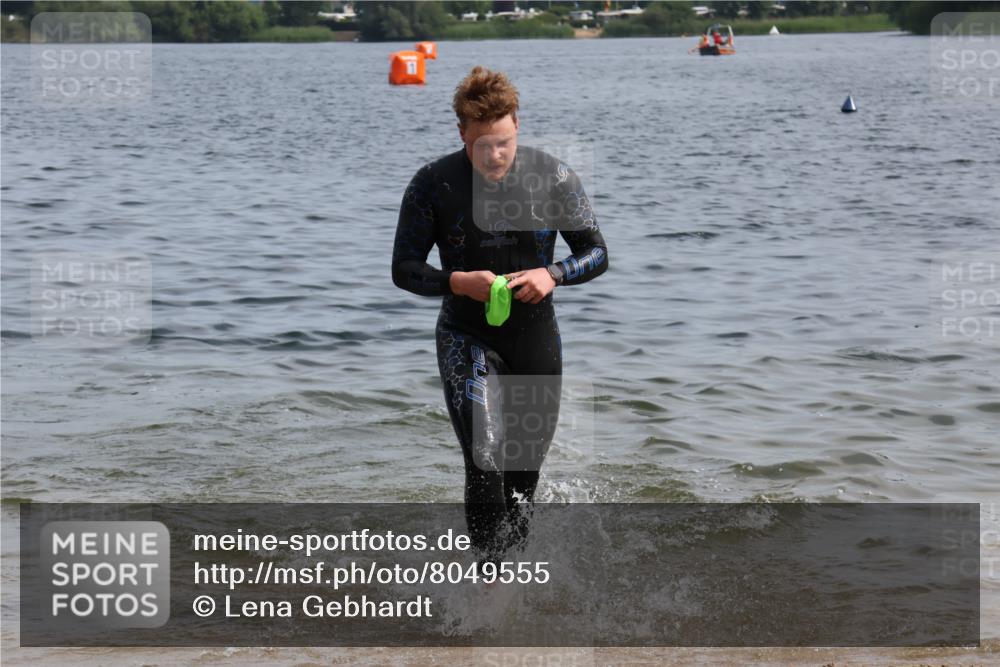 15.06.2025 - 27. Vierlanden-Triathlon Lena Gebhardt http://msf.ph/oto/8049555 15.06.2025 09:54:20 Schwimmen 253, 255, 261, 302, 337, 342, 354, 356 meine-sportfotos.de