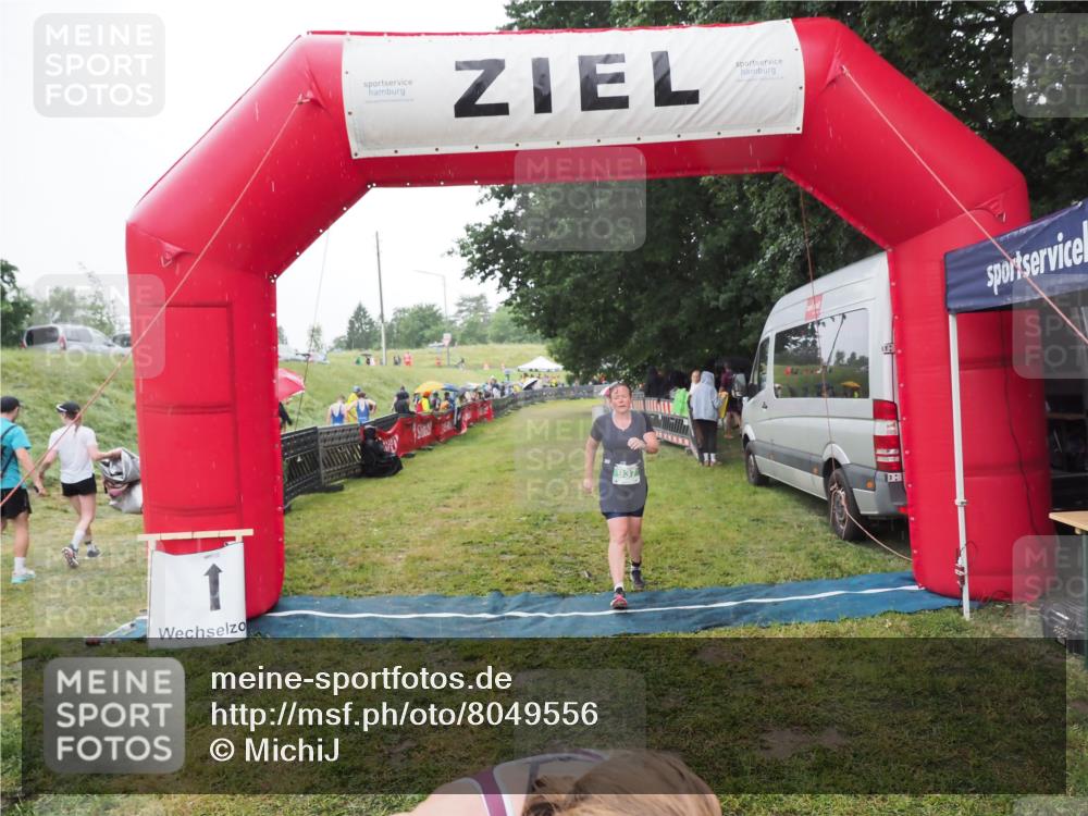 21.06.2025 - 27. Vierlanden-Triathlon MichiJ http://msf.ph/oto/8049556 15.06.2026 14:25:50 Ziel 937, 1281 meine-sportfotos.de