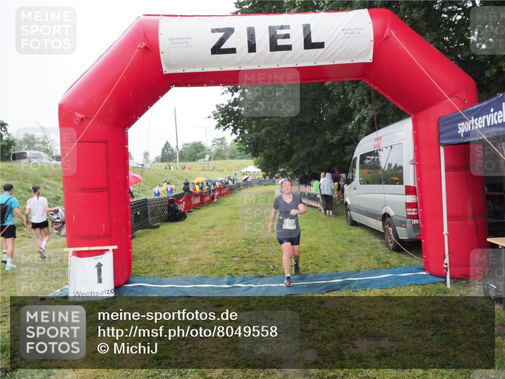 21.06.2025 - 27. Vierlanden-Triathlon MichiJ http://msf.ph/oto/8049558 15.06.2026 14:25:50 Ziel 937, 1281 meine-sportfotos.de