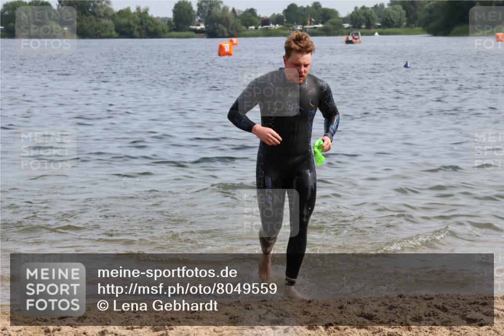 15.06.2025 - 27. Vierlanden-Triathlon Lena Gebhardt http://msf.ph/oto/8049559 15.06.2025 09:54:21 Schwimmen 253, 255, 261, 302, 337, 342, 354 meine-sportfotos.de