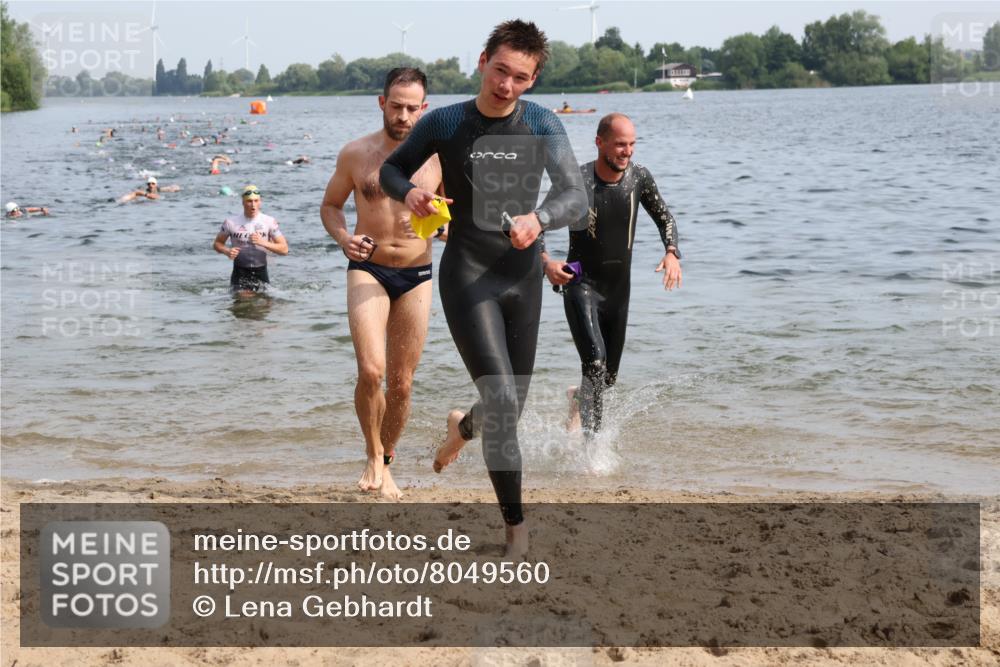 15.06.2025 - 27. Vierlanden-Triathlon Lena Gebhardt http://msf.ph/oto/8049560 15.06.2025 09:54:21 Schwimmen 253, 255, 261, 302, 337, 342, 354 meine-sportfotos.de