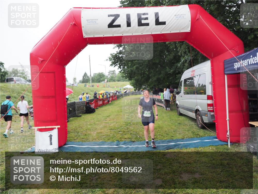 21.06.2025 - 27. Vierlanden-Triathlon MichiJ http://msf.ph/oto/8049562 15.06.2026 14:25:51 Ziel 937, 1281 meine-sportfotos.de