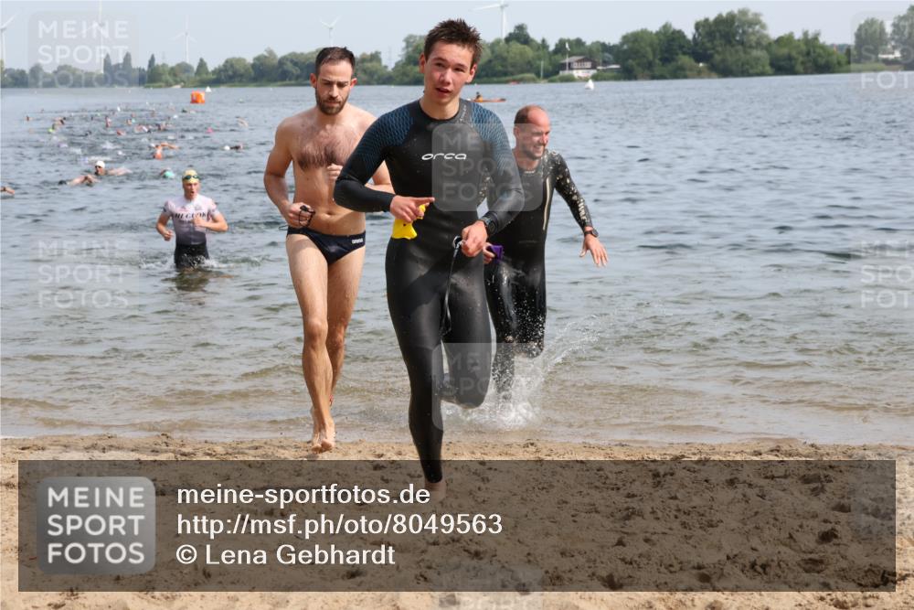 15.06.2025 - 27. Vierlanden-Triathlon Lena Gebhardt http://msf.ph/oto/8049563 15.06.2025 09:54:21 Schwimmen 253, 255, 261, 302, 337, 342, 354 meine-sportfotos.de