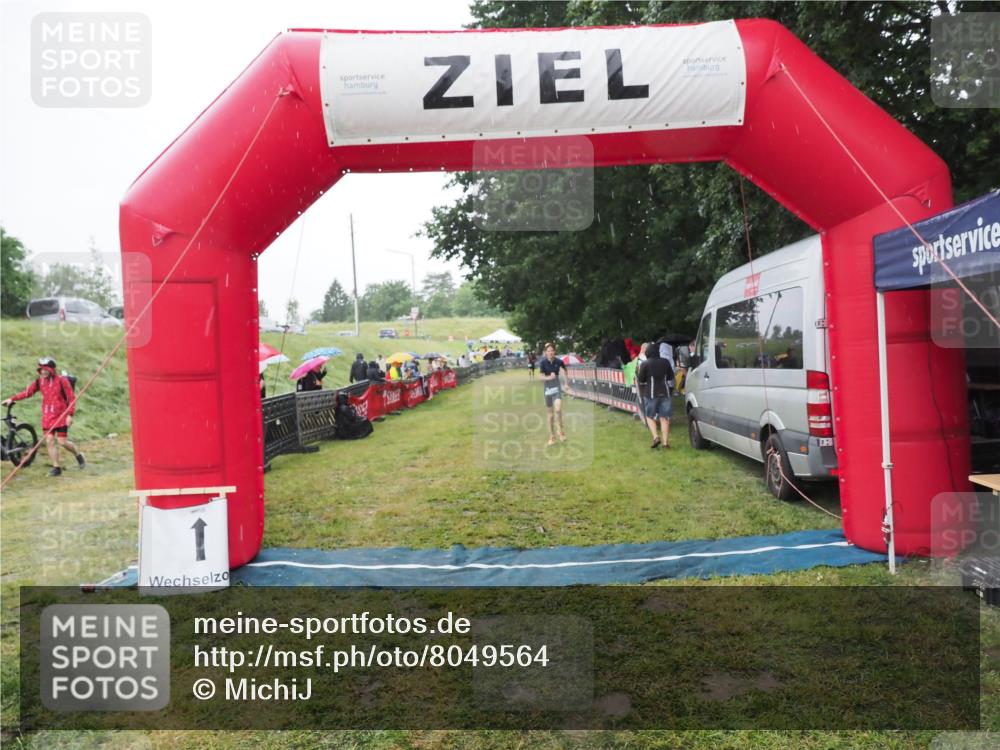21.06.2025 - 27. Vierlanden-Triathlon MichiJ http://msf.ph/oto/8049564 15.06.2026 14:26:38 Ziel 1316 meine-sportfotos.de