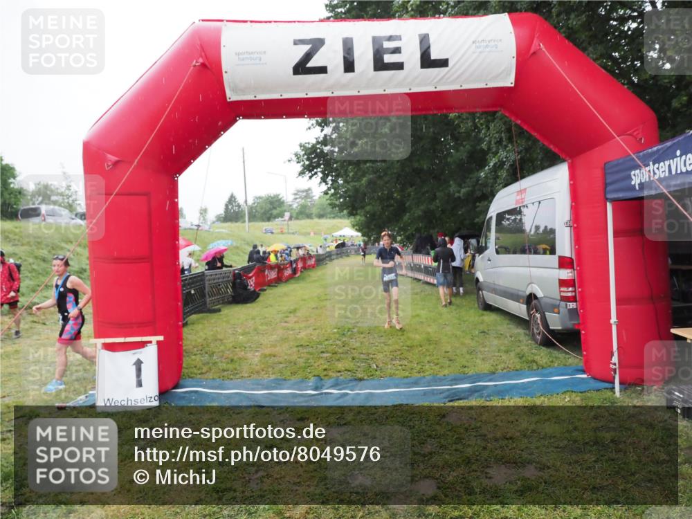 21.06.2025 - 27. Vierlanden-Triathlon MichiJ http://msf.ph/oto/8049576 15.06.2026 14:26:39 Ziel 1316 meine-sportfotos.de