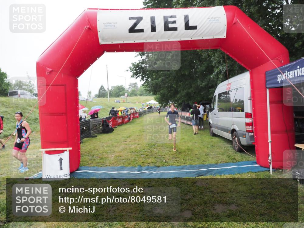 21.06.2025 - 27. Vierlanden-Triathlon MichiJ http://msf.ph/oto/8049581 15.06.2026 14:26:39 Ziel 1316 meine-sportfotos.de